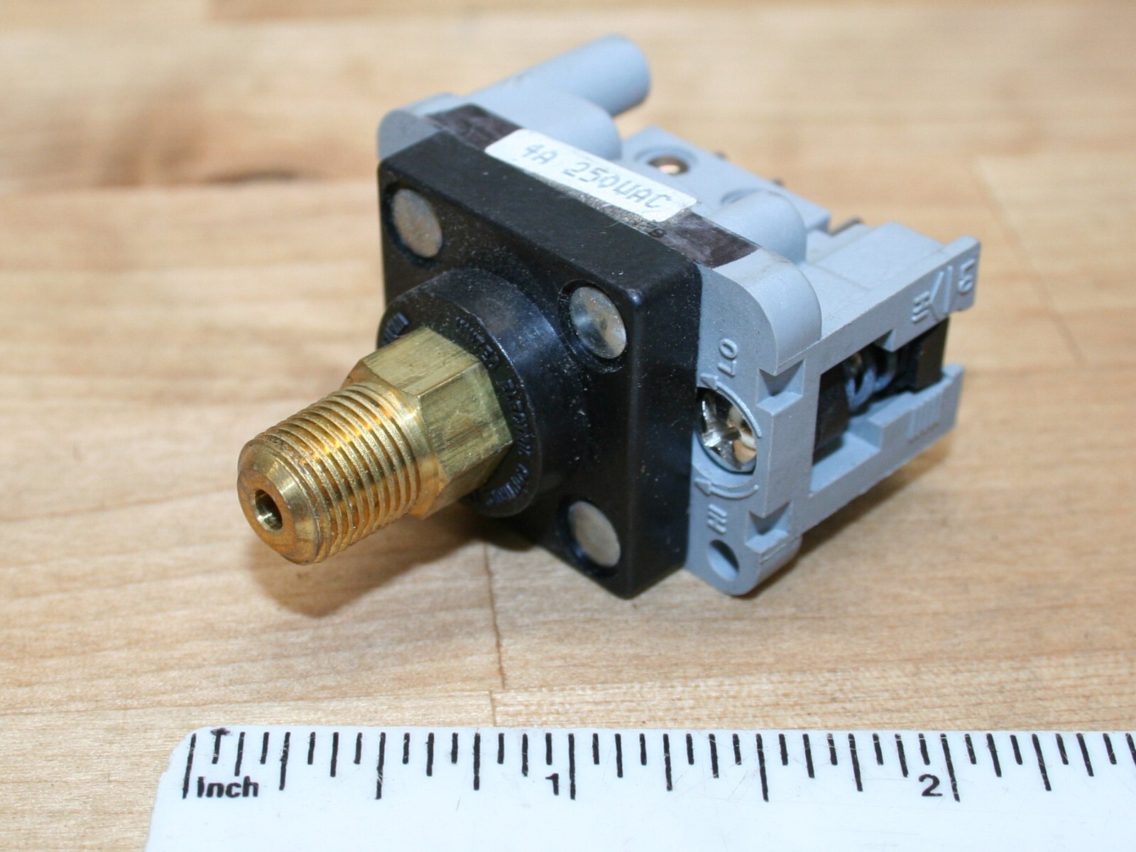A New / NOS UNITED ELECTRIC CONTROLS 8-006 Pressure Switch