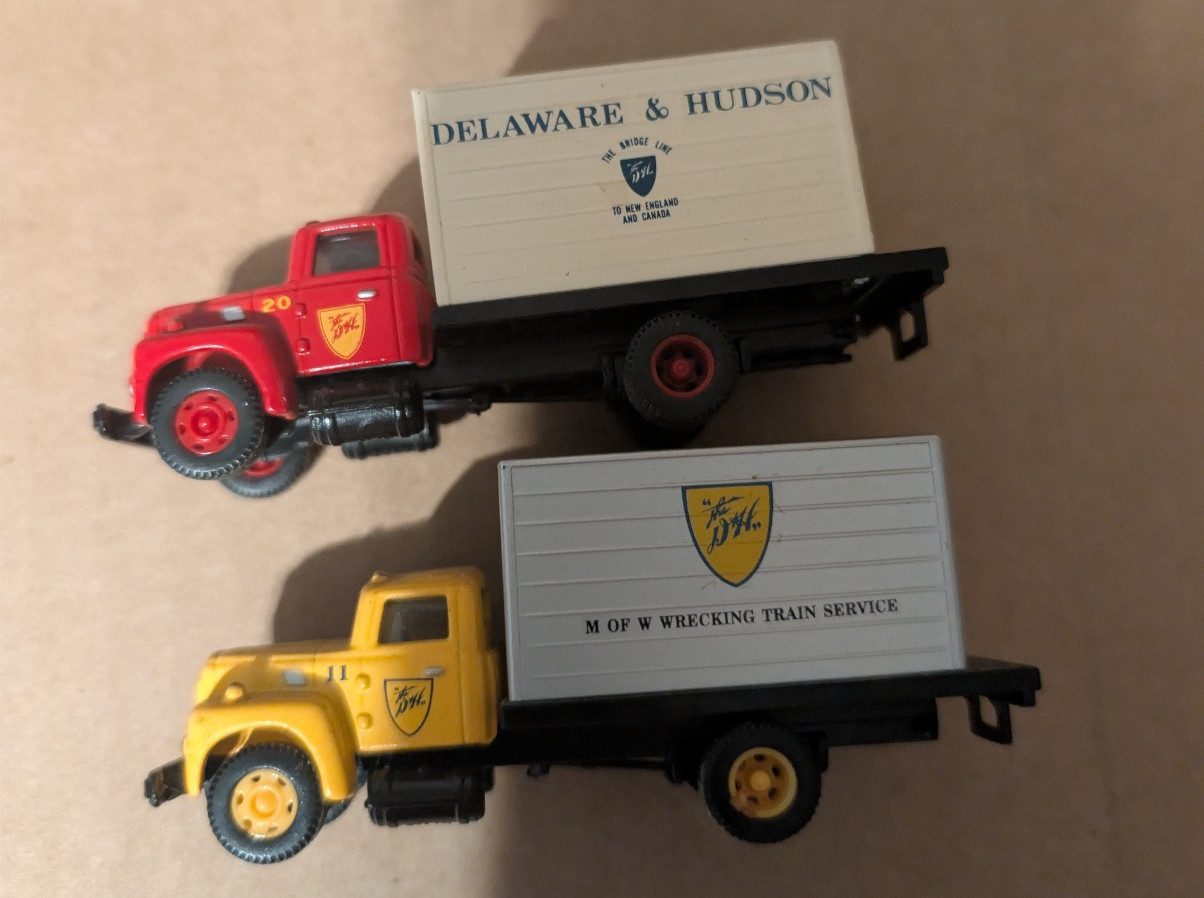 Mini metals ho scale International R-190 Deleware and Hudson x2 Red and Yellow
