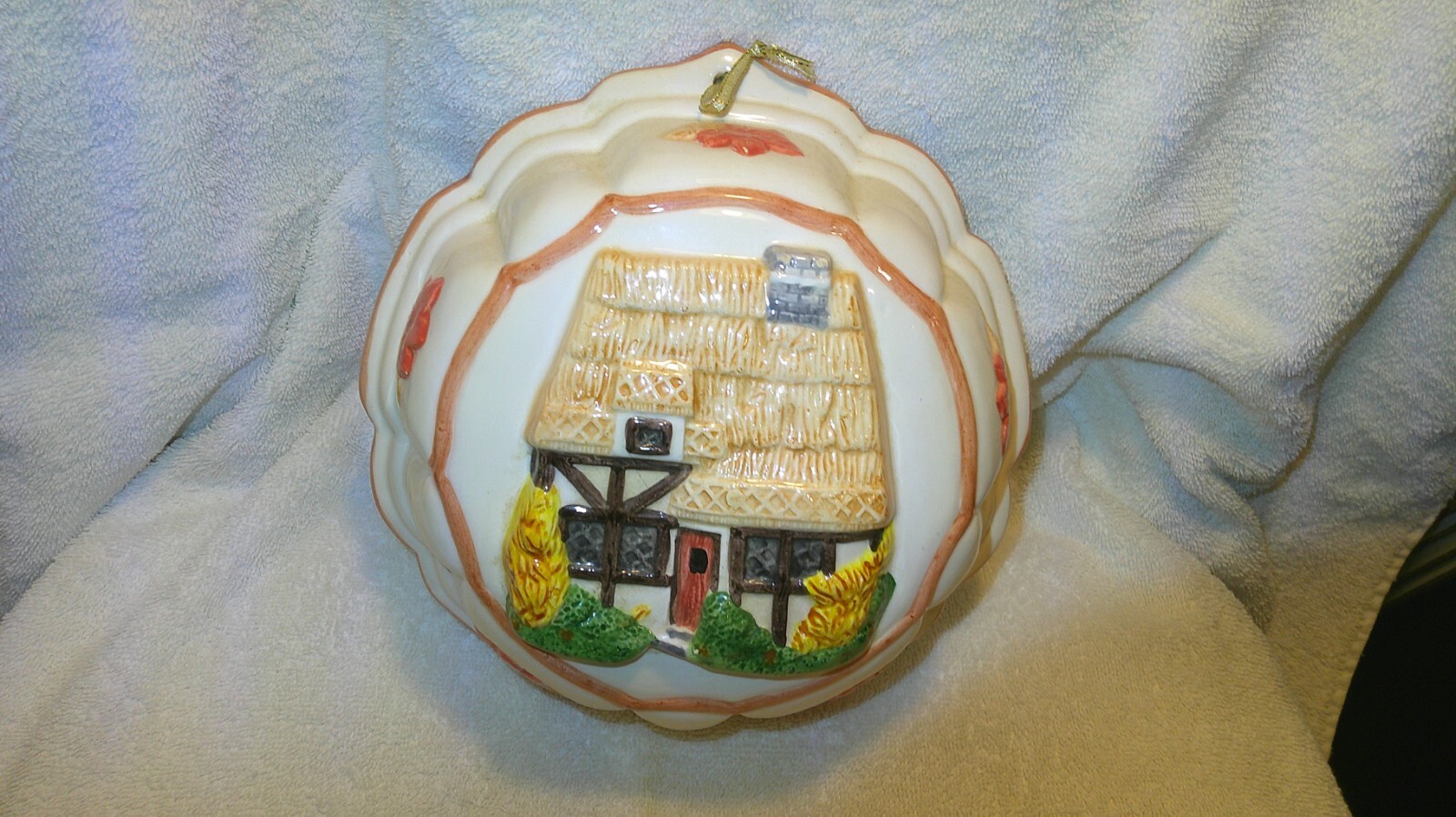 LARGE COTTAGE WALL DECORATION APPROX. 8" ACROSS