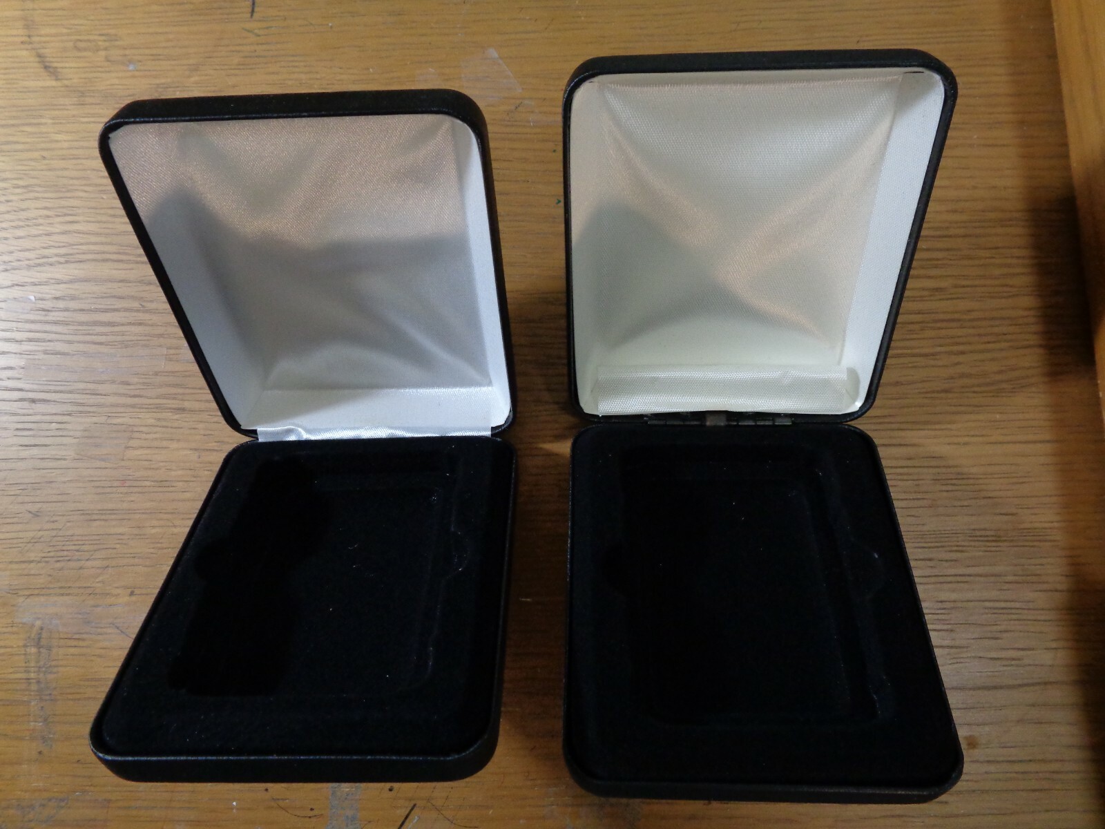 (2)  DISPLAY CASES ONLY HARD CASE FLIP STYLE FOR RECTANGULAR BAR NICE SHAPE #Y