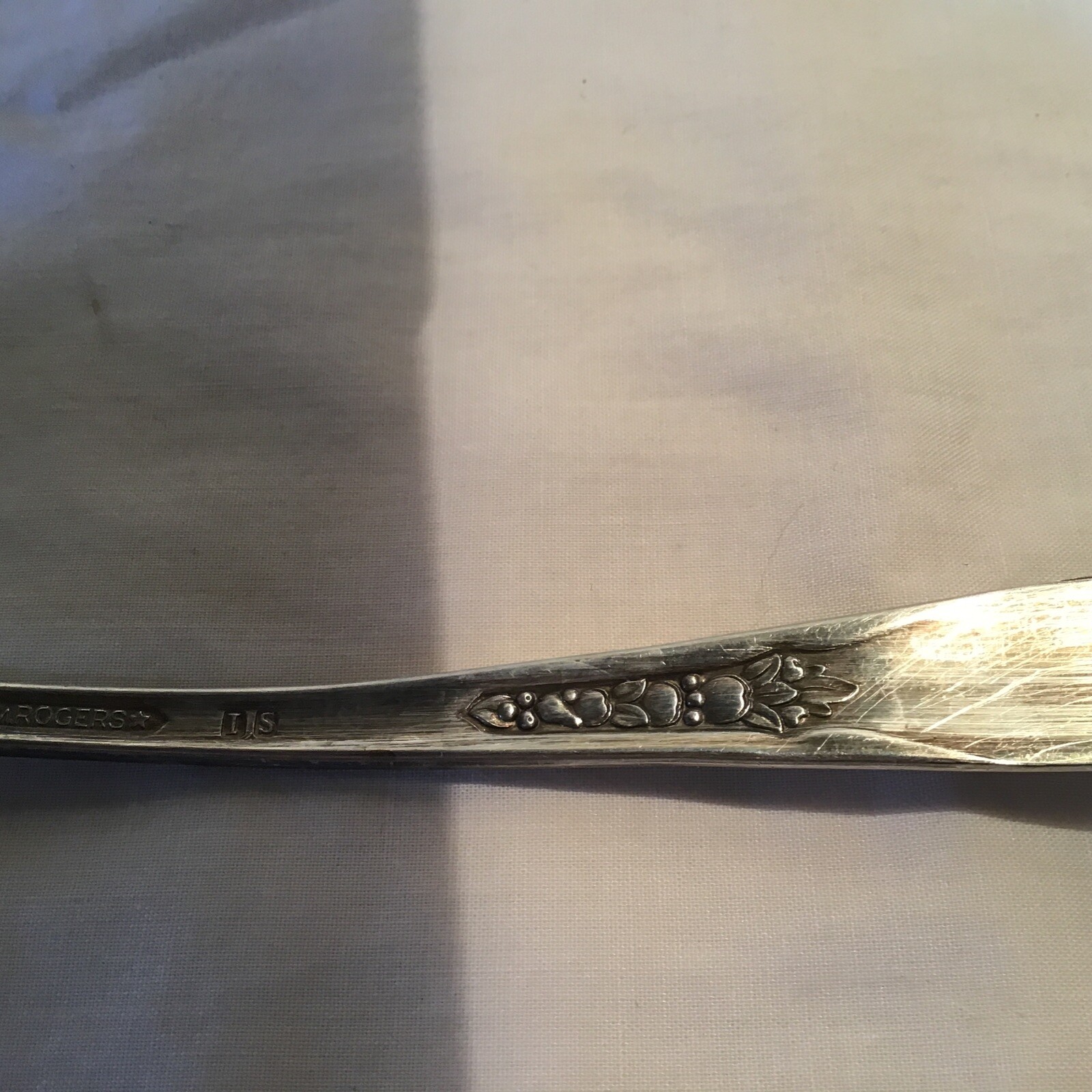 Wm. Rogers IS Fruit pattern tomato lifter