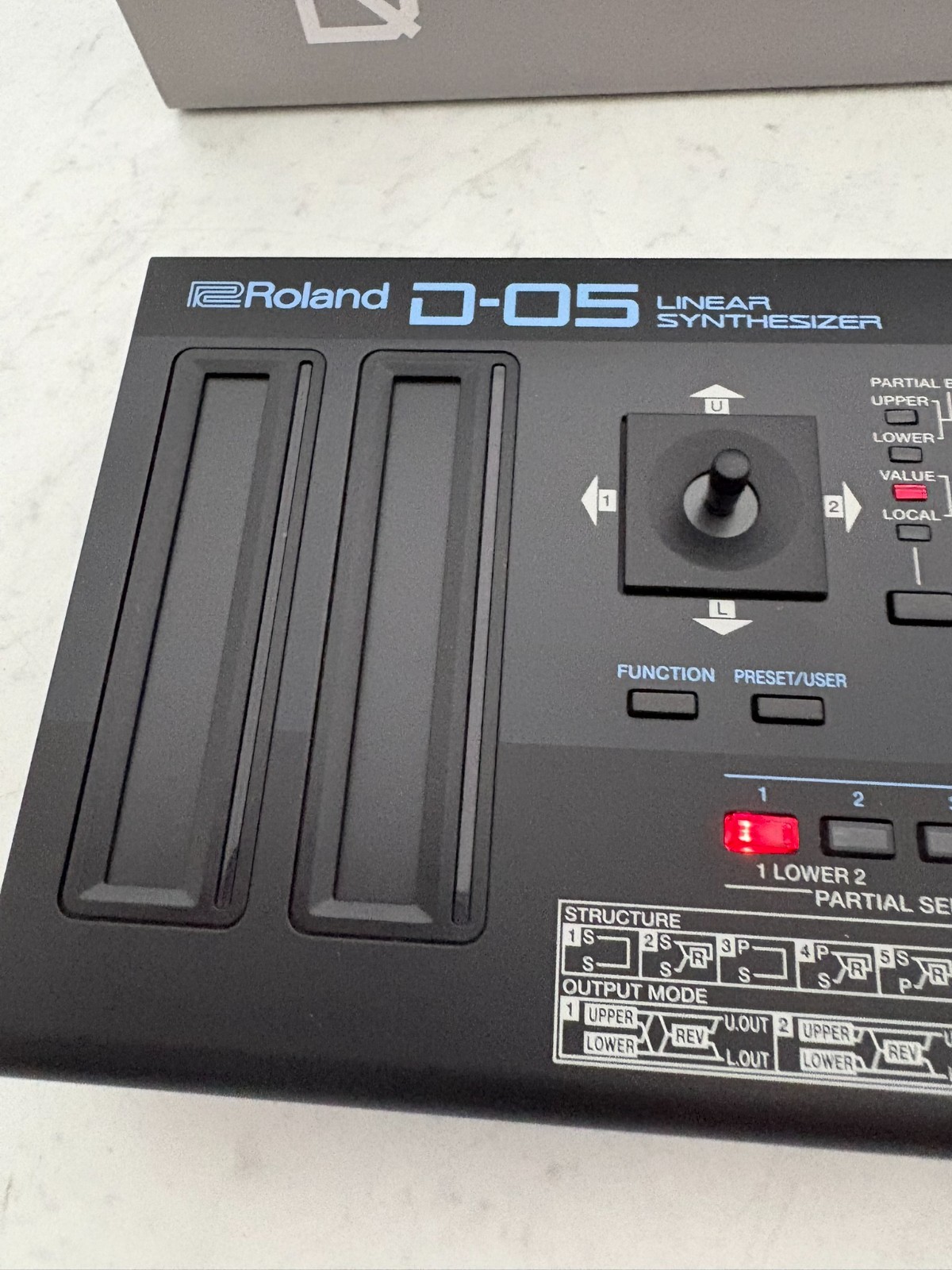 Roland D-05 Synthesizer
