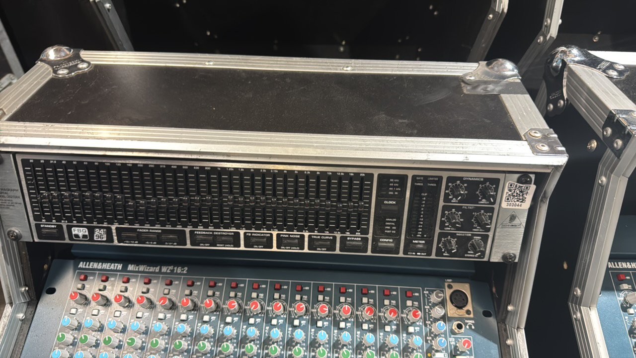 Behringer DEQ1024 31-Band Dual Stereo EQ. FBQ + Dynamics. With Flight Case