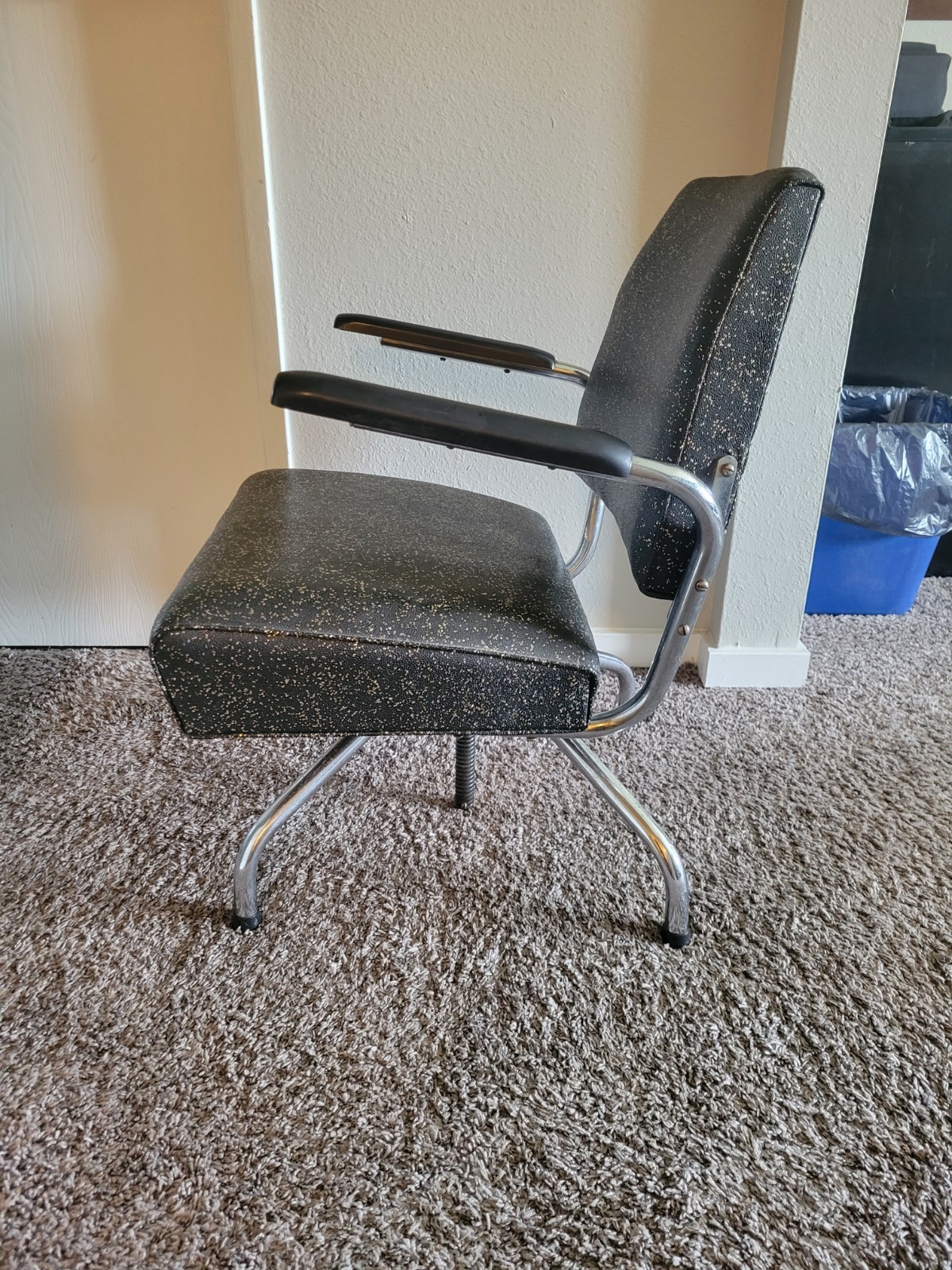MCM INDUSTRIAL '59,PAIDAR N.Y.USA, DESK CHAIR W/BAKELITE ARMS, SWIVELS, SEE PICS
