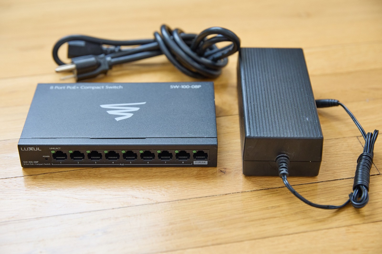 Luxul SW-100-08P  8 Port PoE+ Compact Switch with power adapter
