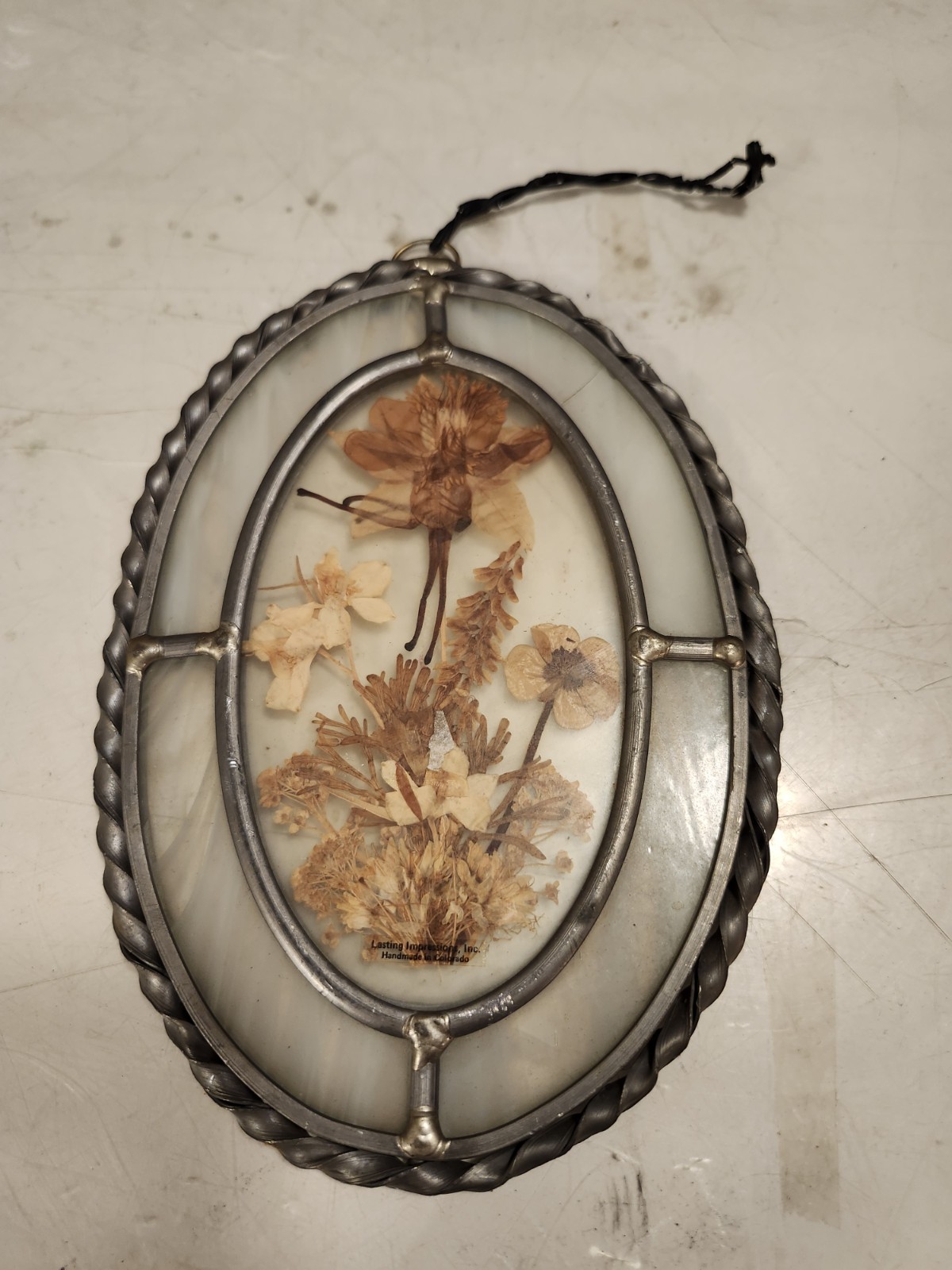 VINTAGE Lasting Impressions Oval Stain Glass Dry Flower Suncatcher 7 x 5 Pewter
