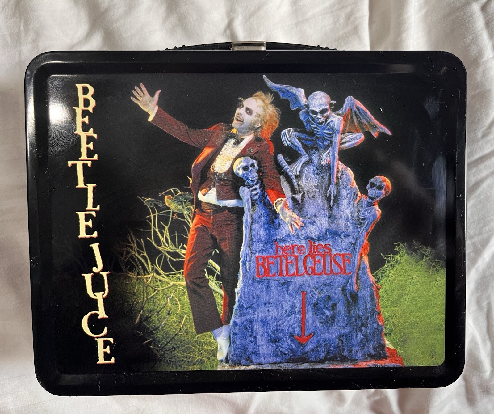 NECA Beetlejuice Metal Lunchbox and Thermos Set Movie Graphics Collectible NEW