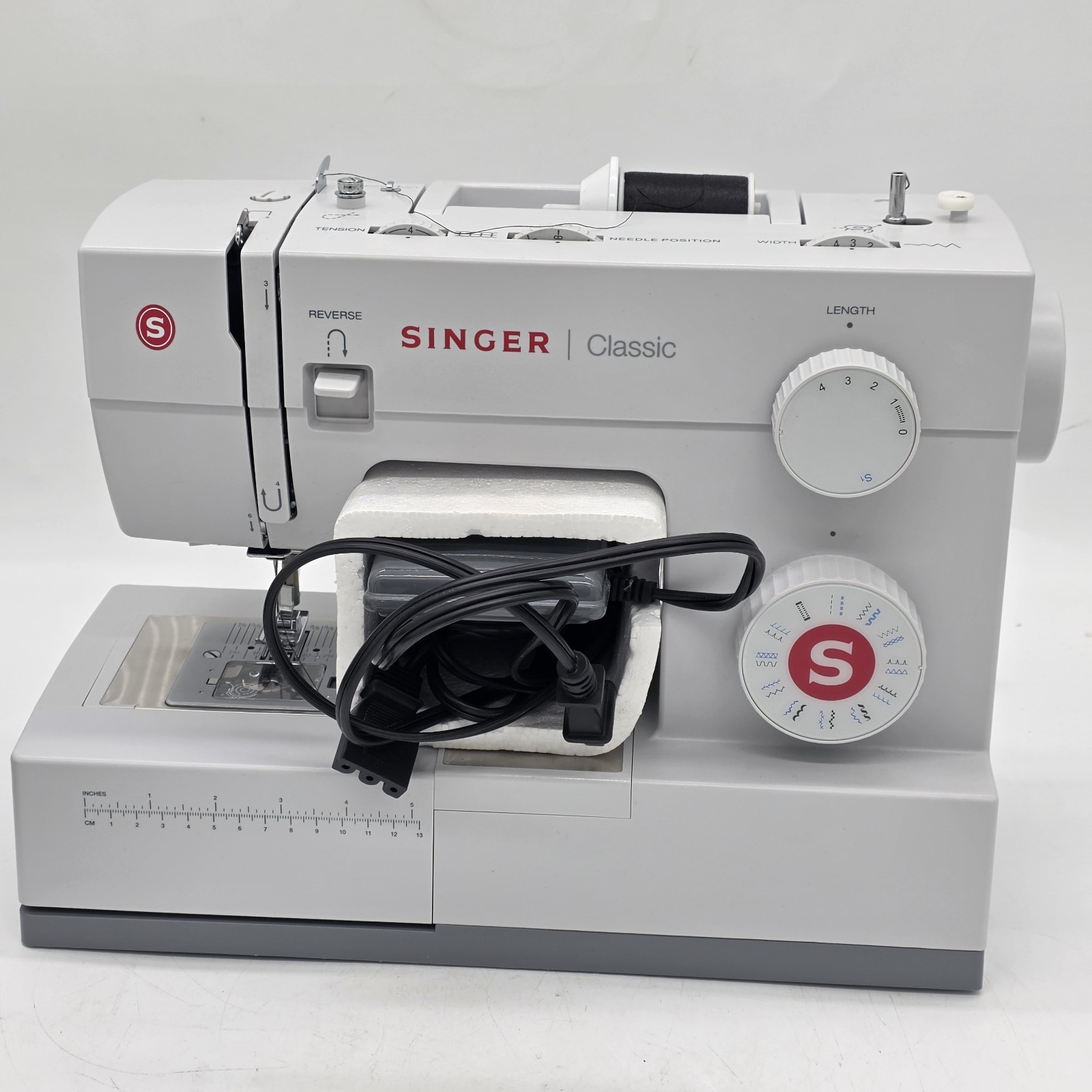 Singer Classic 44S Sewing Machine 23 Built-In Stitches Open Box w/ Pedal & Box