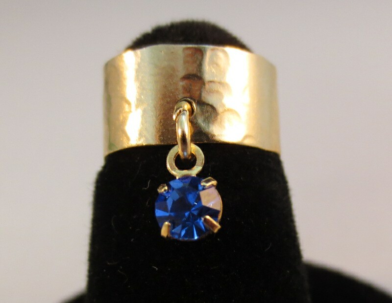 14 KT GOLD PLATED HAMMERED TOE RING WITH  A BLUE (SEPTEMBER) CRYSTAL DANGLE