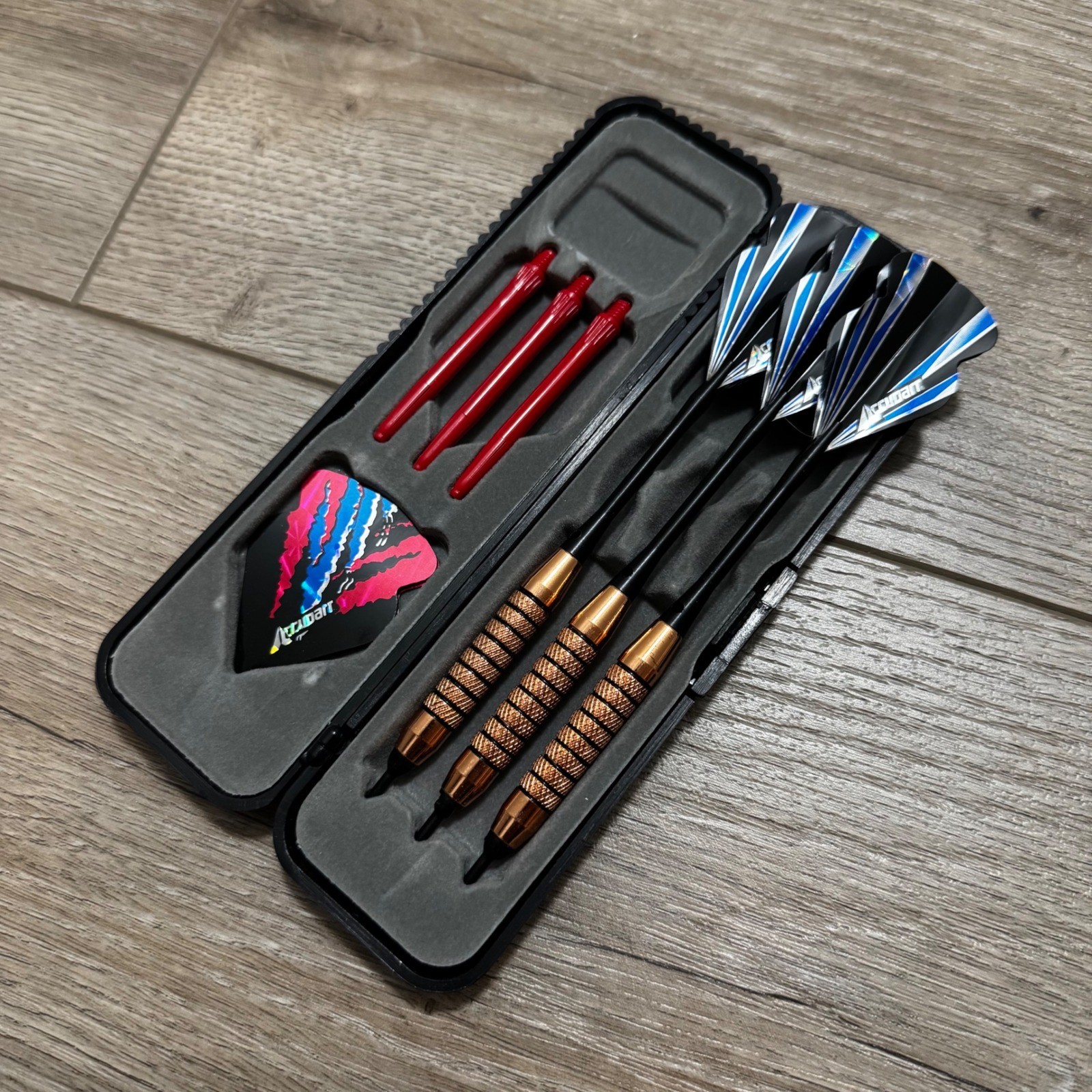 Accudart Steel Tip Darts Set of 3 w/ Case Extra Shafts & Flights Brass Barrels