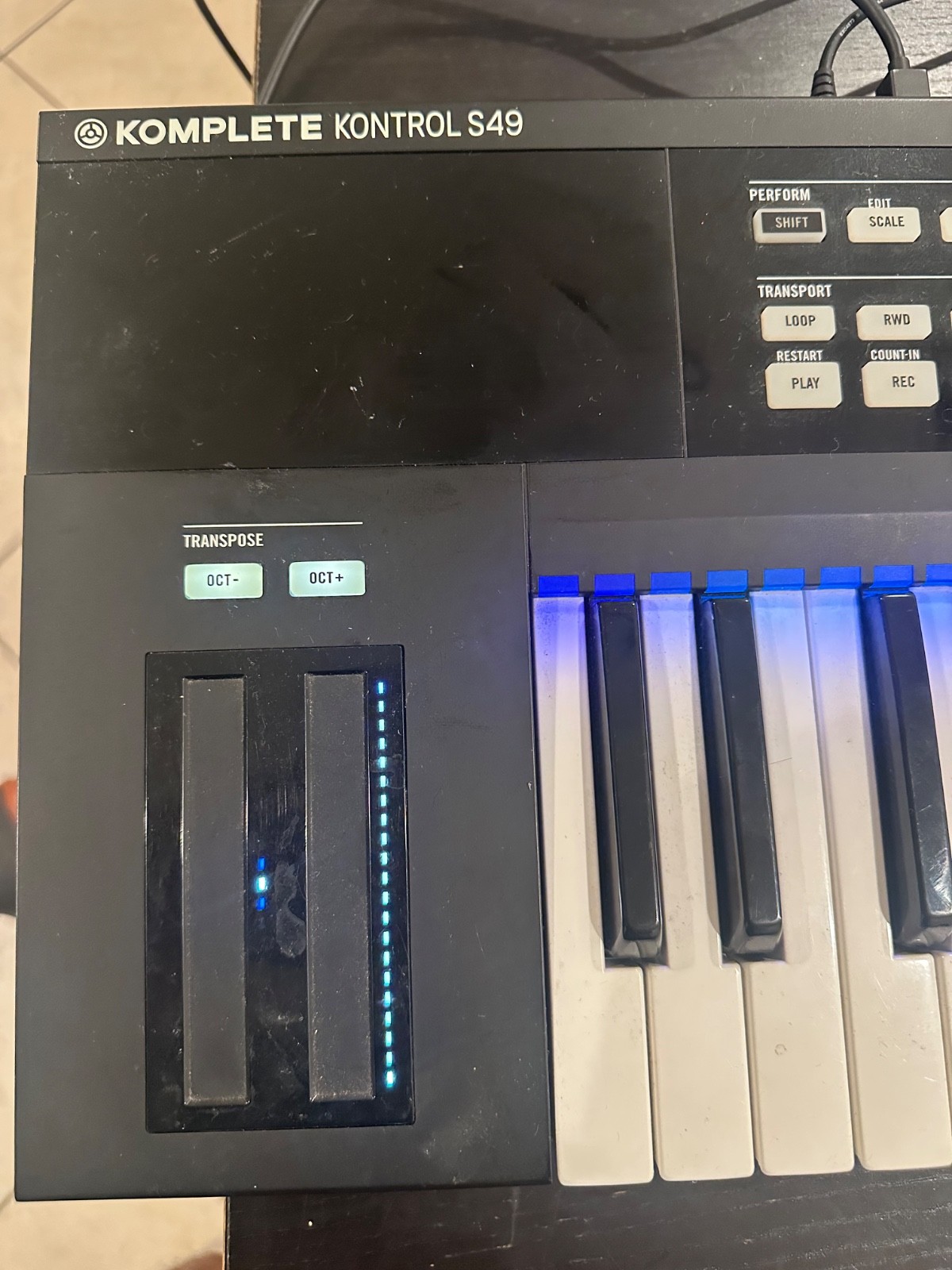 Native Instruments Komplete Kontrol S49 MK1 MIDI Keyboard Controller – Excellent