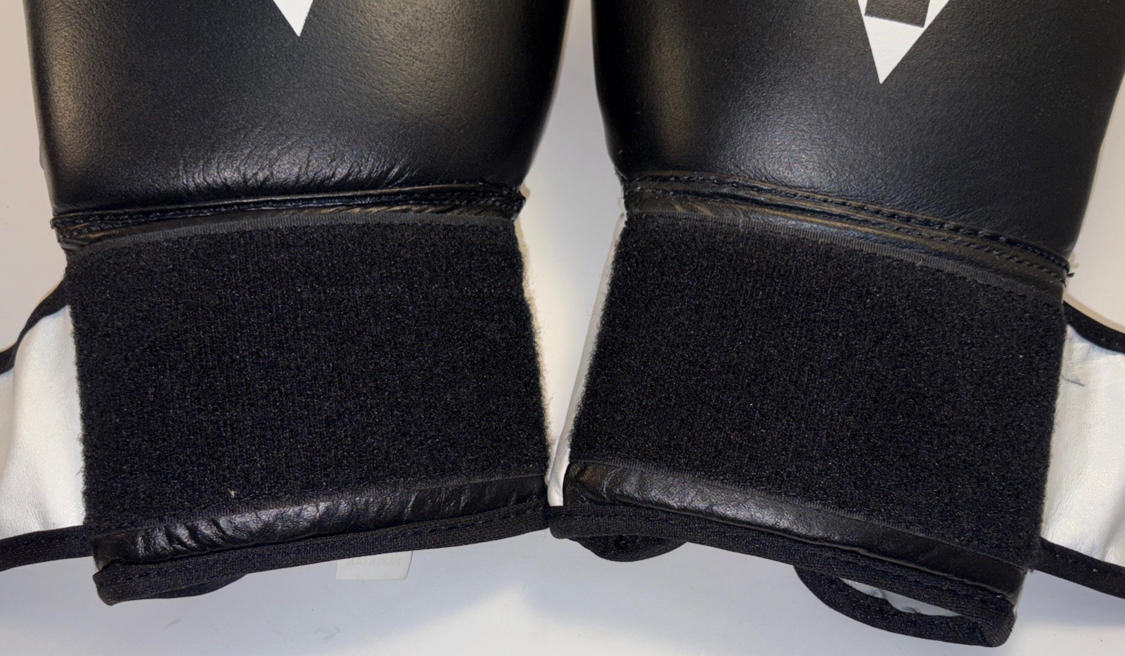 Boxing Gloves - Hit It Hard: Black & White / pre-owned
