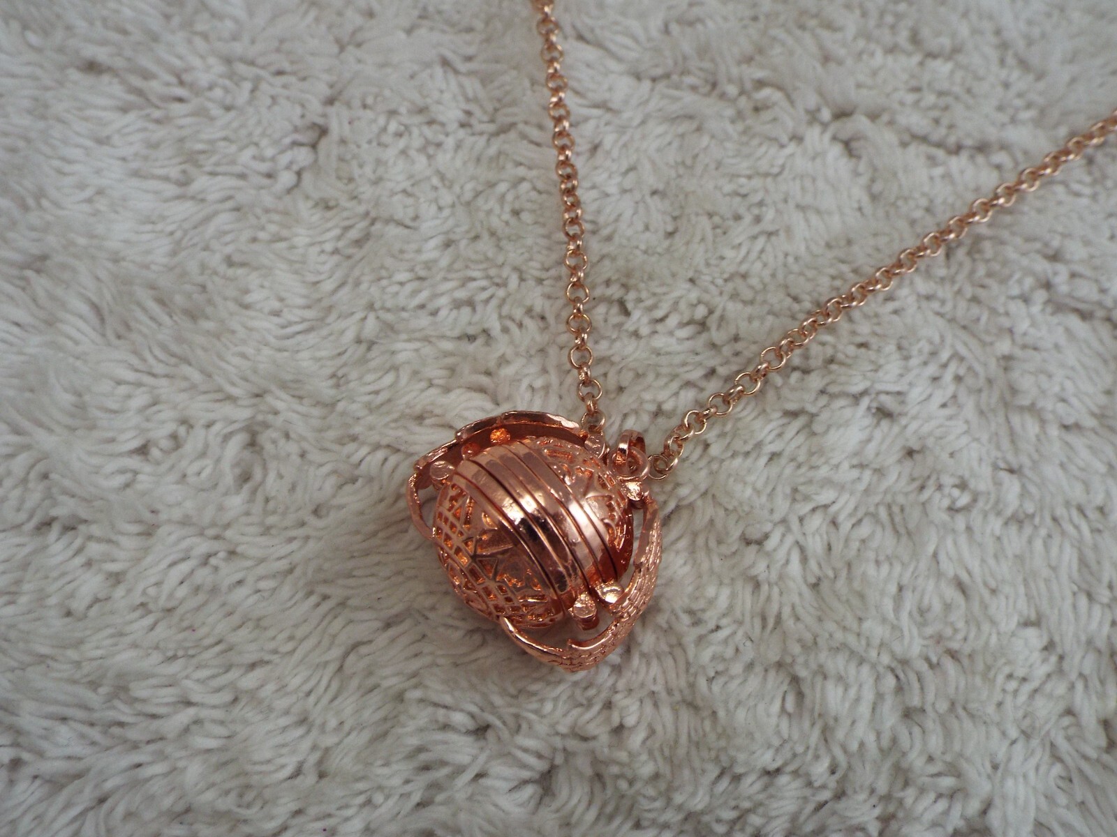 Coppertone Photo Holder Ball Locket Pendant Necklace (B50)