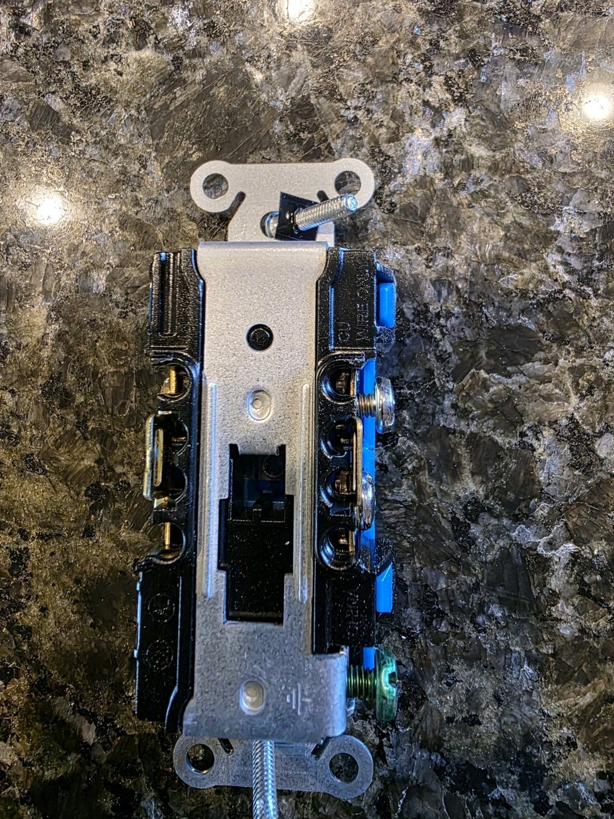 HUBBEL BR20C2BL DUPLEX RECEPTACLES