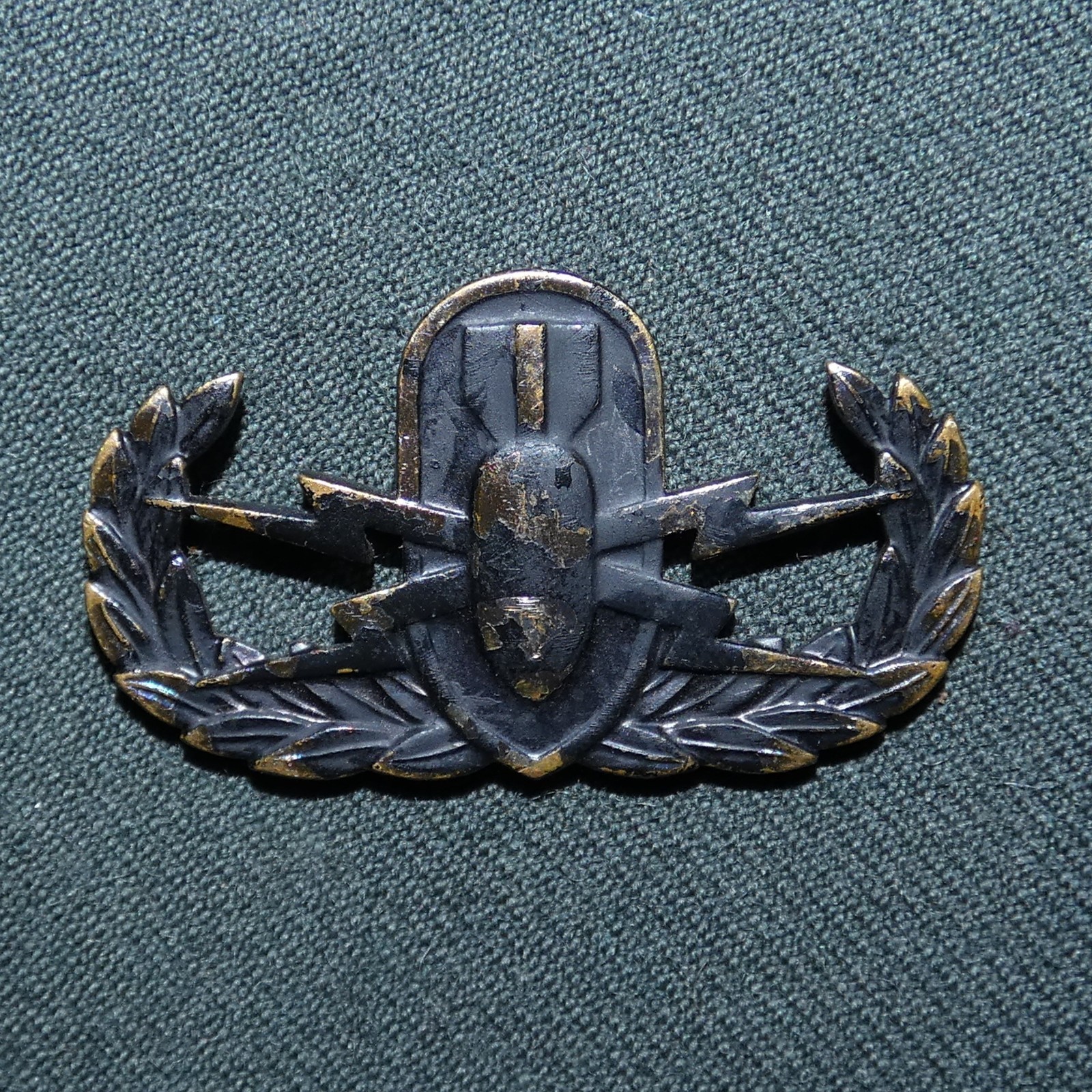 Original Vintage US Basic EOD Technician Qualification Insignia (subdued metal)