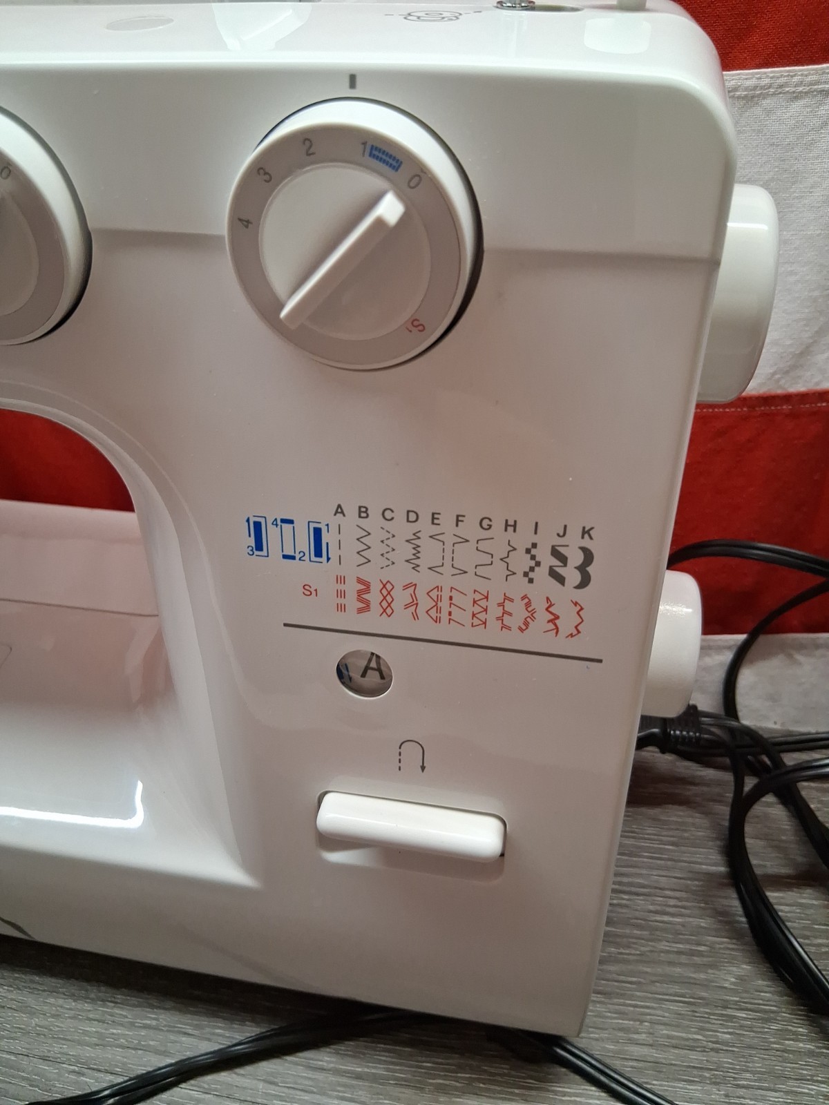 Singer Model 1120 Portable Domestic Home Sewing Machine Tested Working