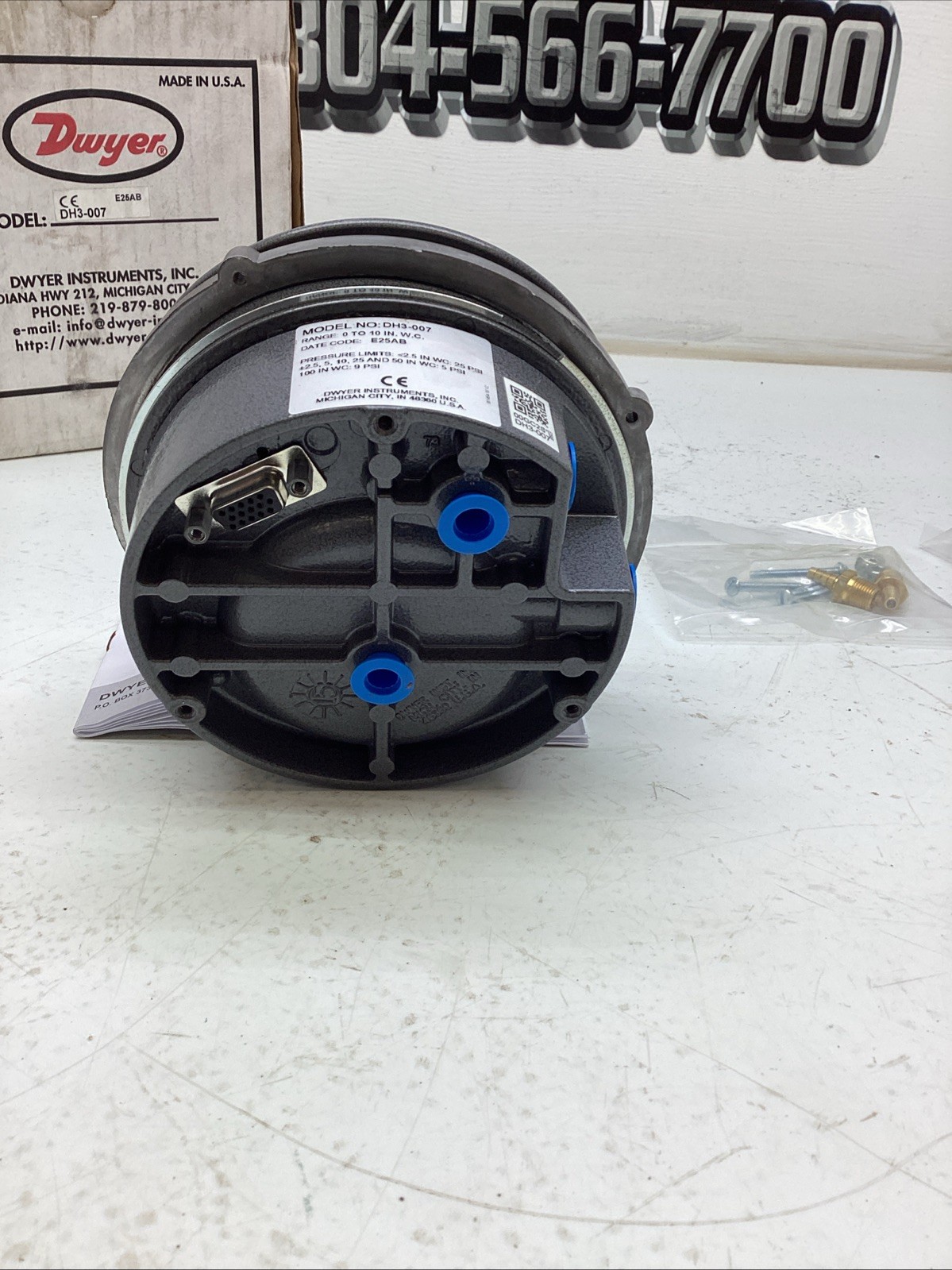 Dwyer DH3-007 Digihelic Differential Pressure Controller Series DH3 NIB
