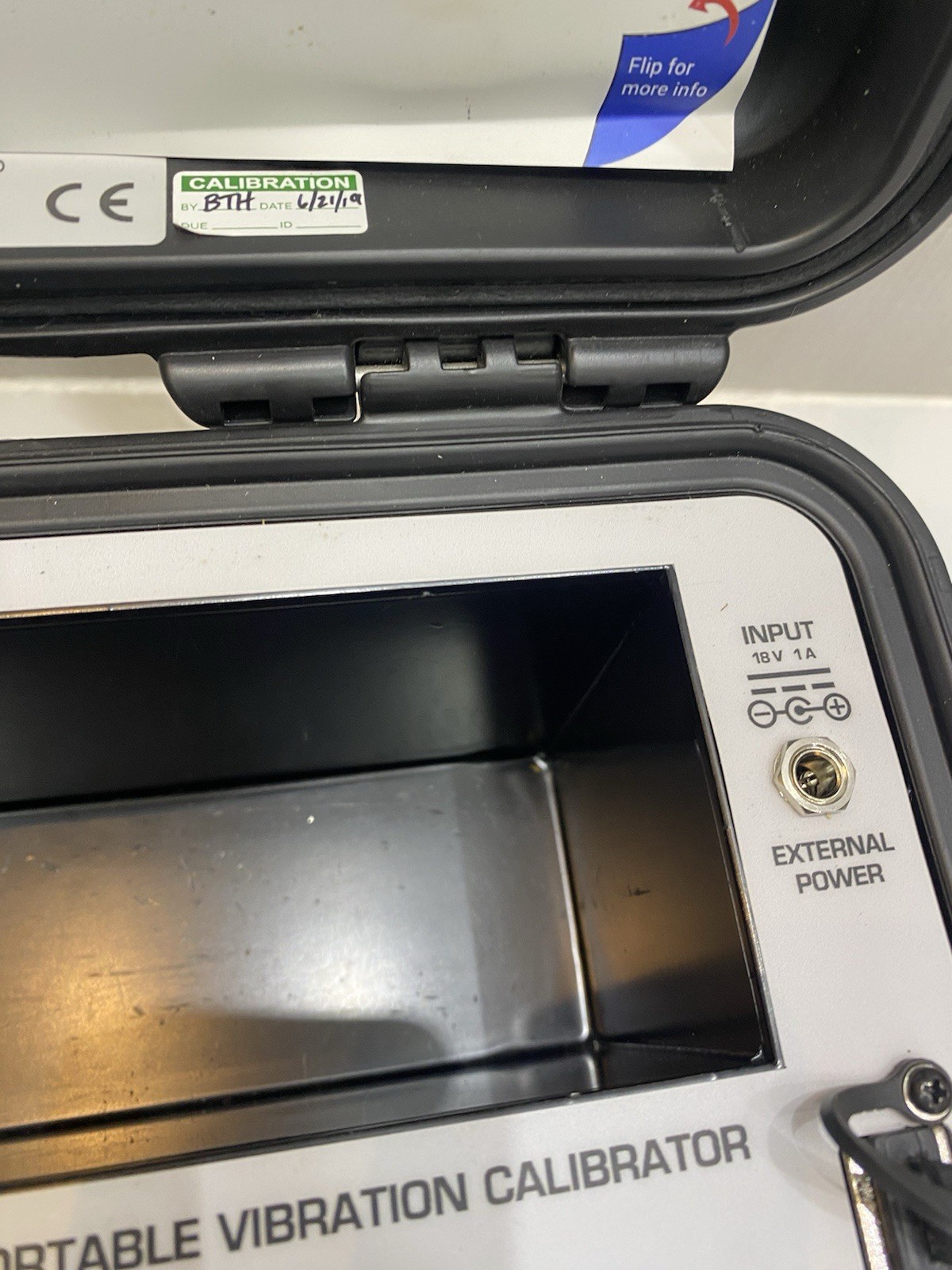 THE MODAL SHOP 9100D Portable Vibration Calibrator