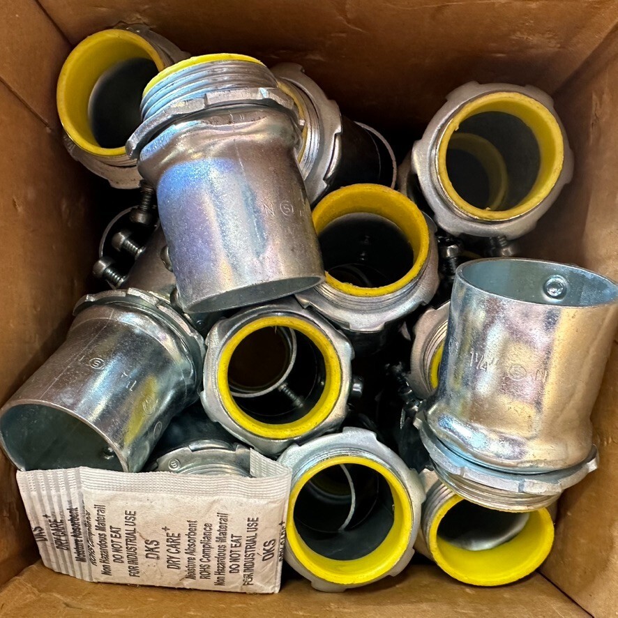 THOMAS & BETTS STEEL CITY TC724A 1 1/4" EMT  Emt Ins Set Screw NEW!! Lot of 24