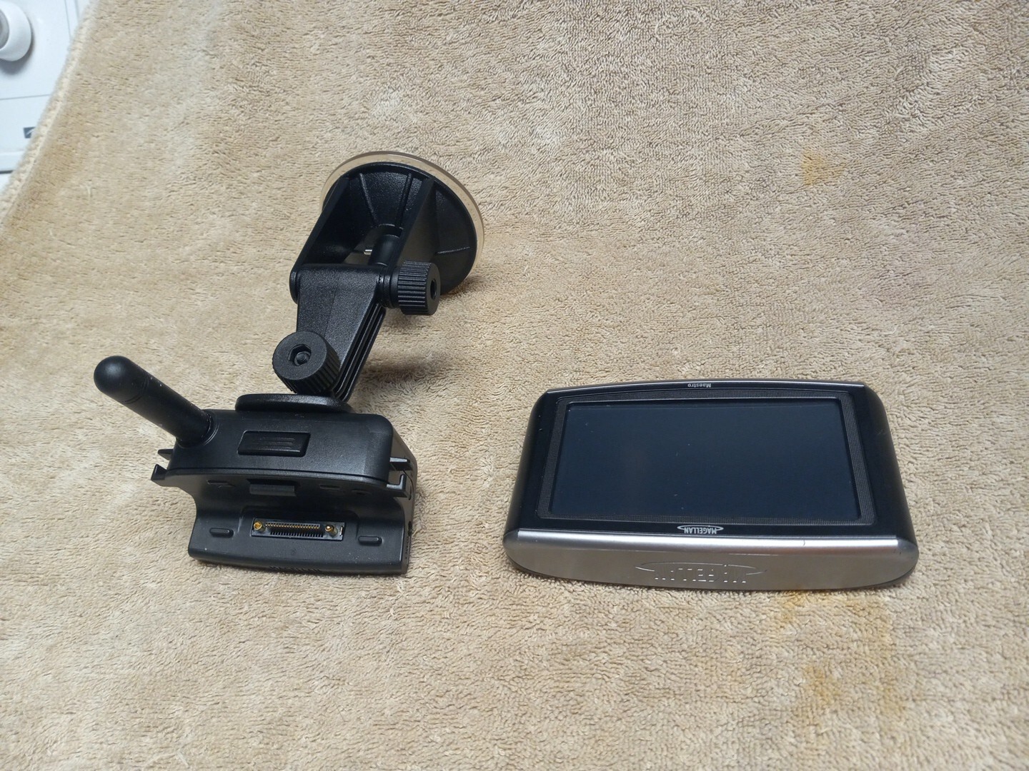 Magellan Maestro 4050 Touchscreen Bluetooth GPS with mount/dock only NO CORDS