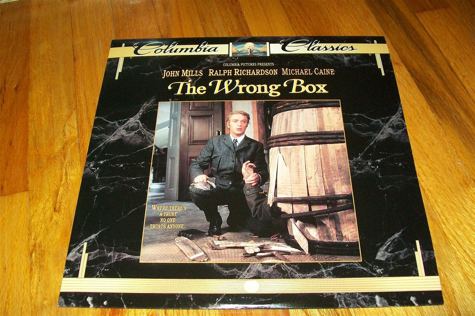 THE WRONG BOX Laserdisc LD EXCELLENT CONDITION RARE GREAT FILM MICHAEL CAINE!