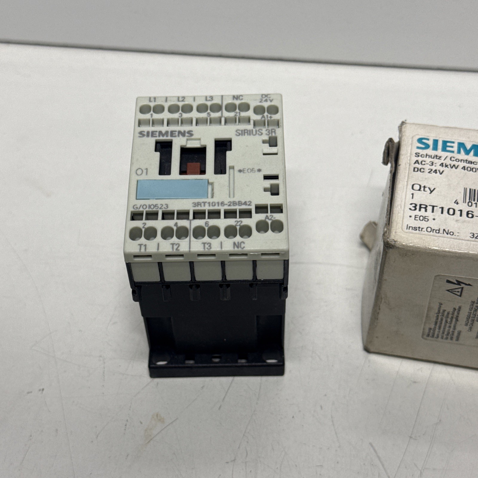 New SIEMENS 3RT1016-2BB42 3-Pole Contactor