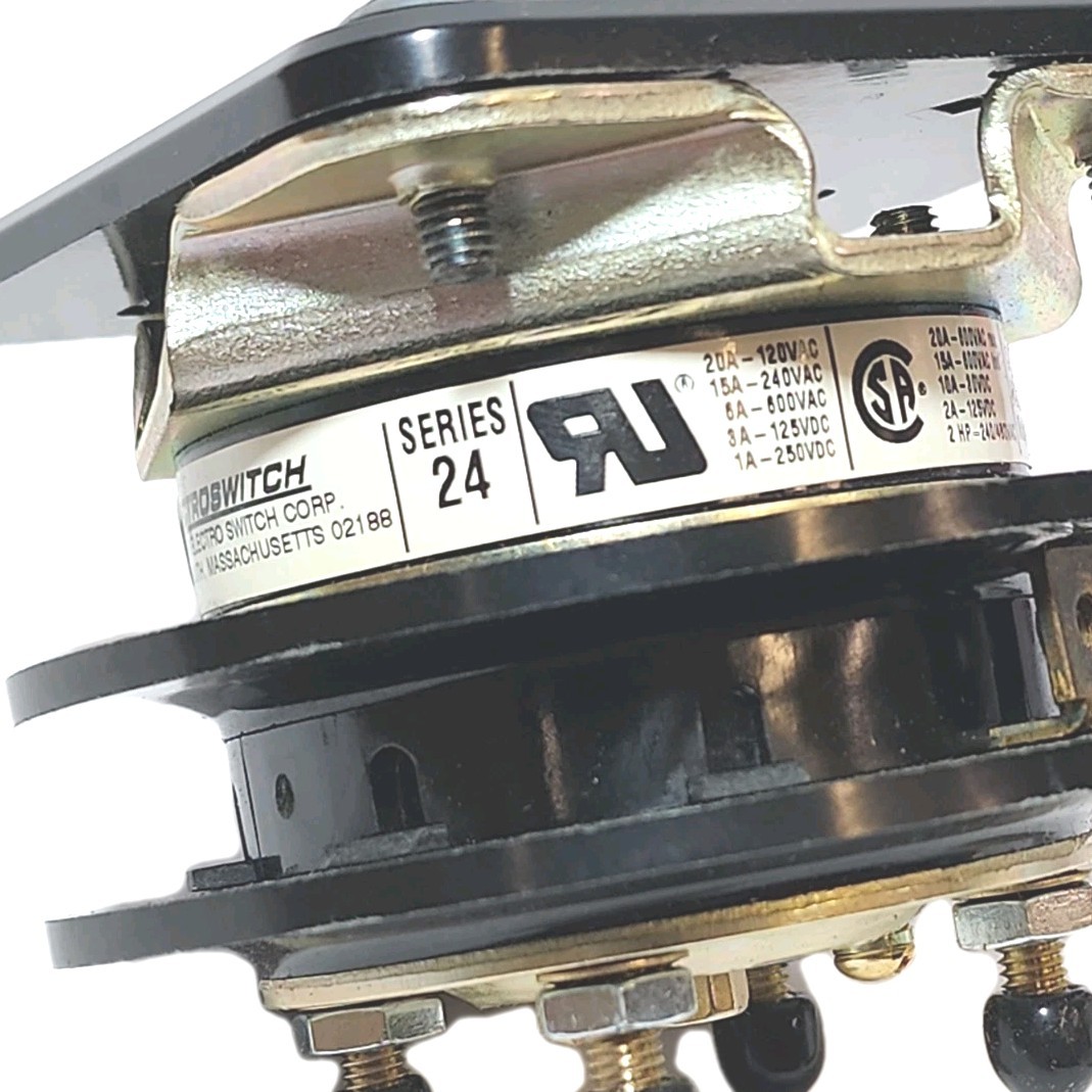 Electroswitch 2438D Circuit Breaker Control Switch Series 24 3-Position NIB