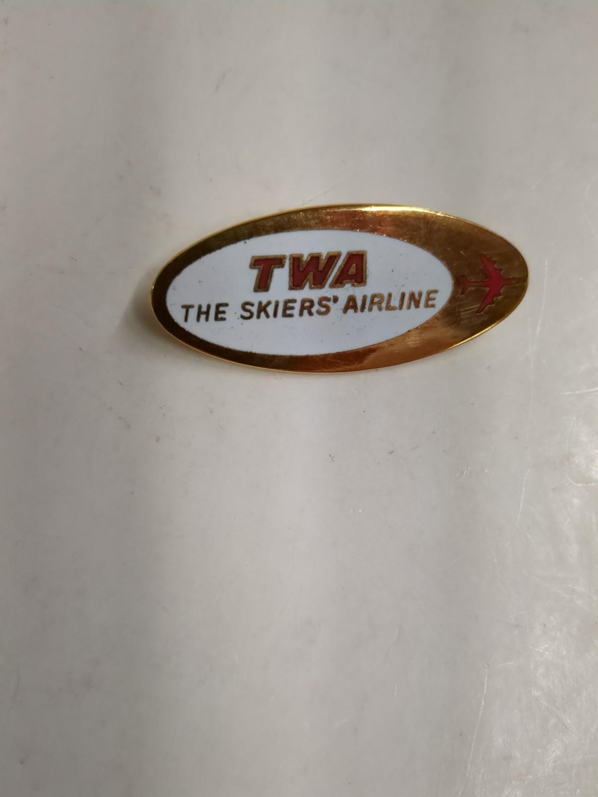 TWA  /  TRANS WORLD AIRLINES TWIN GLOBES LOGO PIN THE SKIERS' AIRLINE