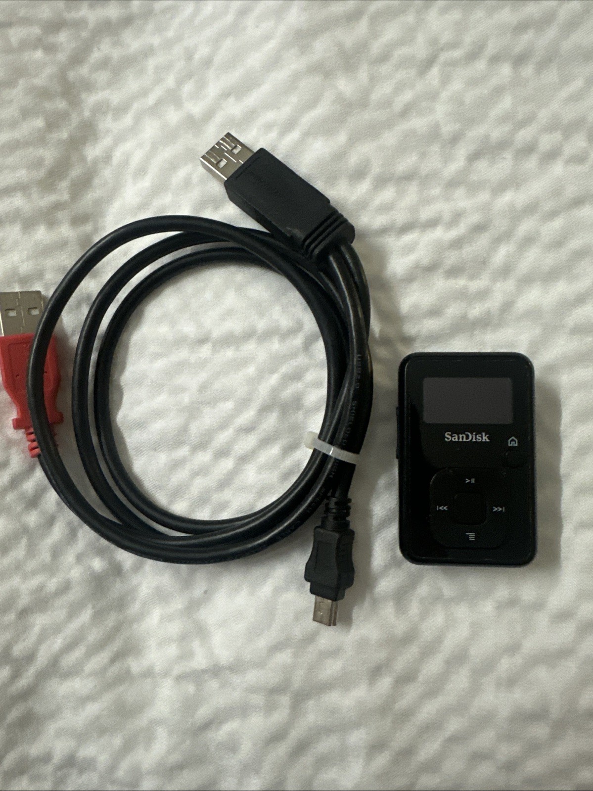 Sandisk Sansa Clip+ Clip Plus 4GB  MP3 Player BUNDLE w/ USB Cable