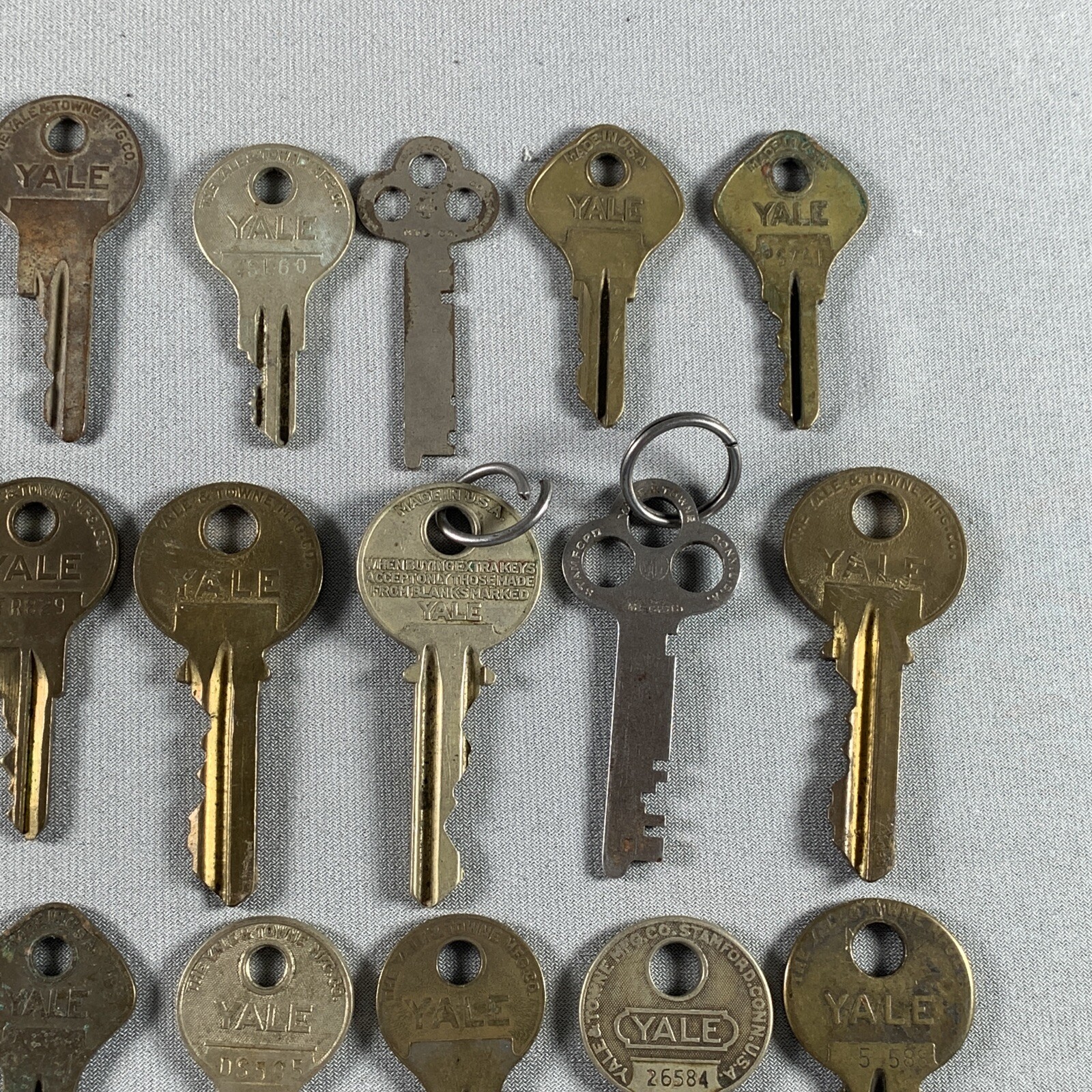 LOT Vtg Yale & Towne Keys