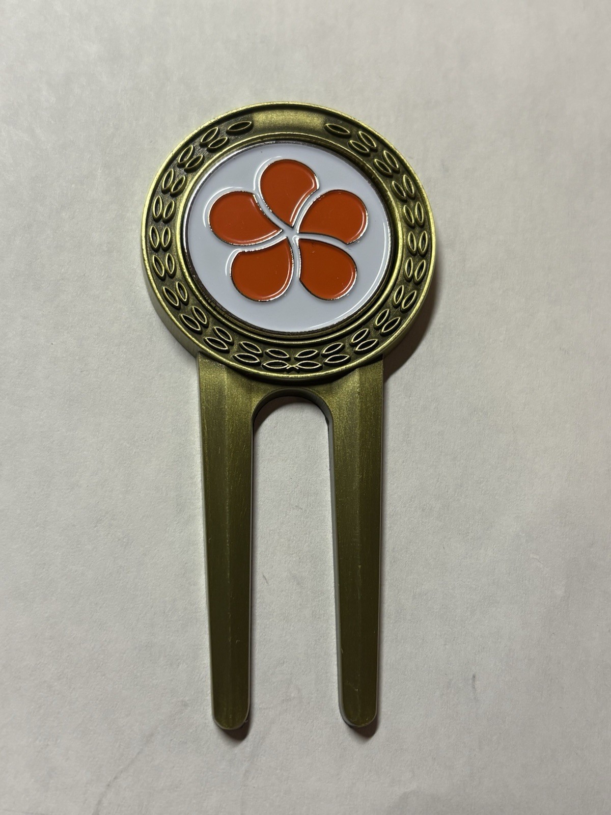 Mauna Kea Beach Hotel Golf Course Divot Tool & 1" Coin Golf Marker - Waimea, HI