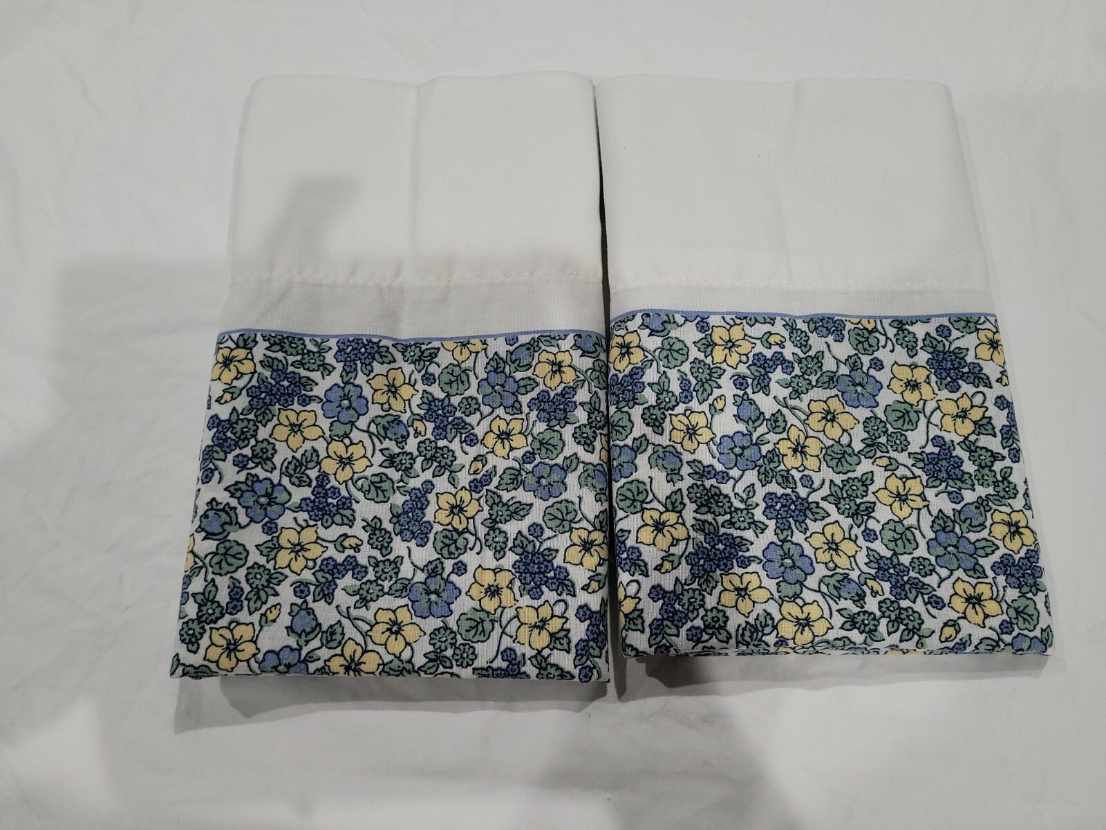 2 Westpoint Stevens Standard Pillow Covers In Excellent Condition