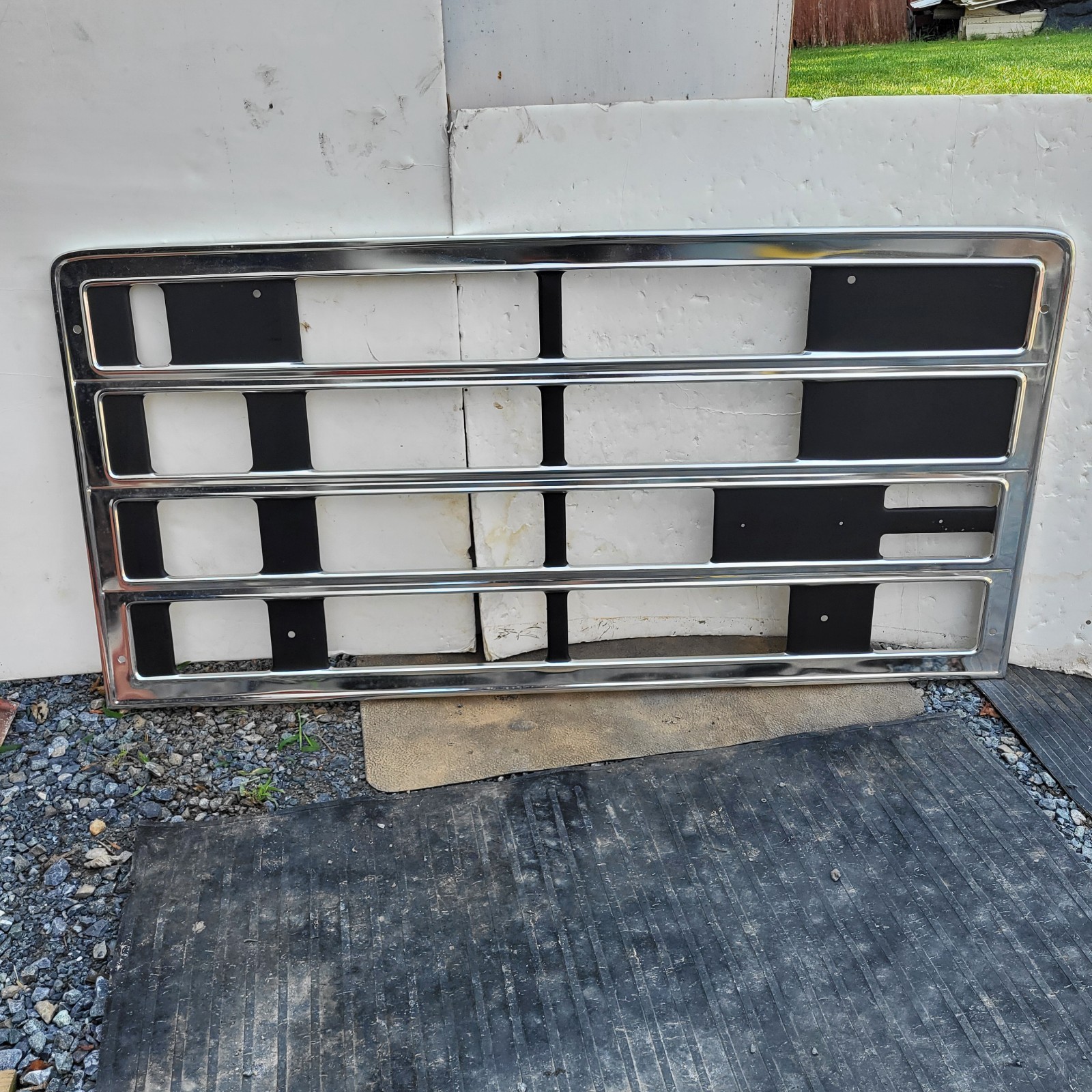 NOS IHC International Harvester Truck S Series 2275 Front Grille Assembly OEM
