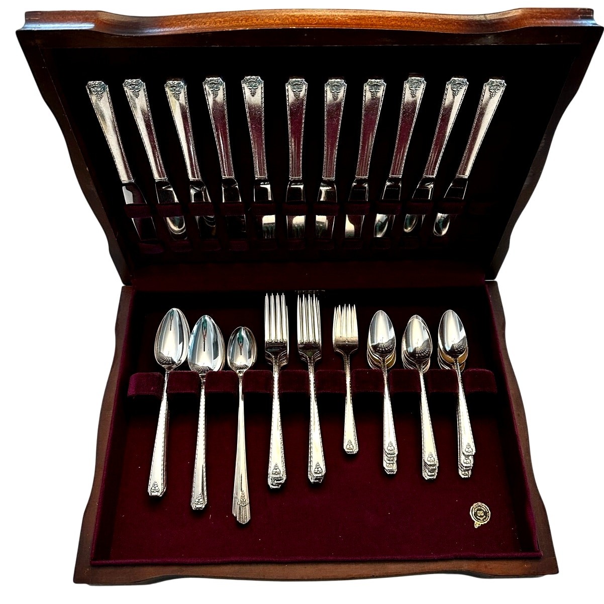 Oneida Silver Prestige 1945 'Bordeaux' Silverplate 60-Piece Flatware Set w/Chest