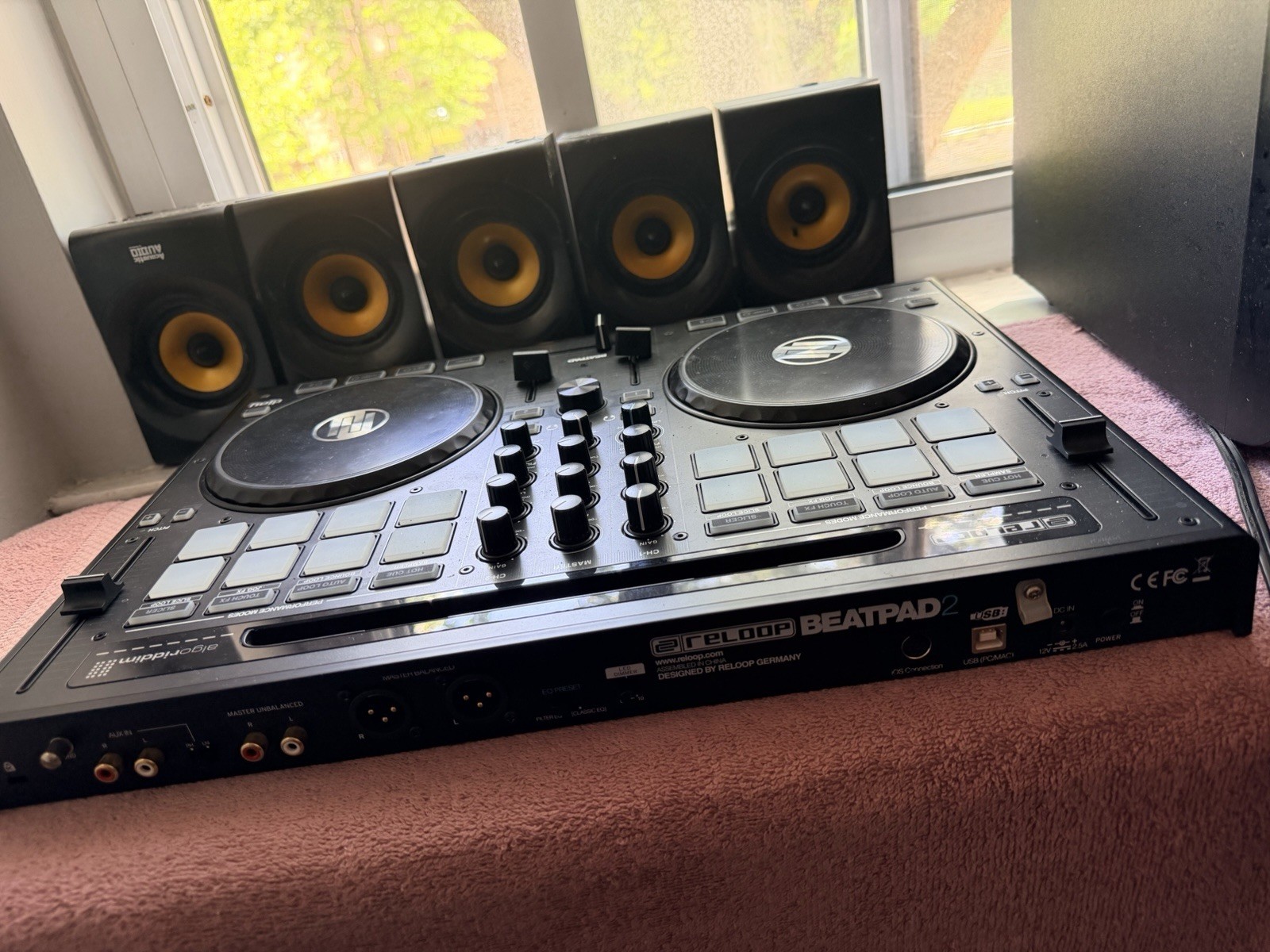 Reloop Beatpad 2 DJ Controller, Built-in Effects, 16 Pads, PC/Mac Compatible