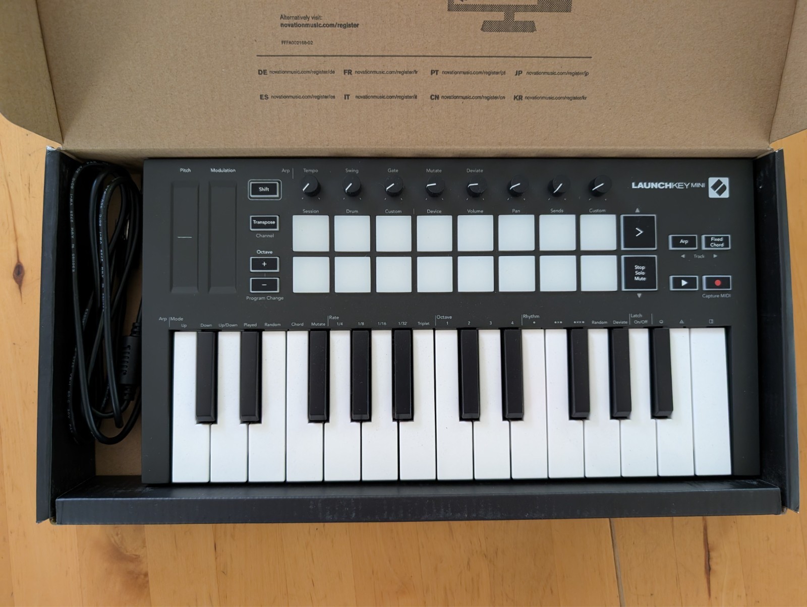 Novation Launchkey Mini Mk3 25 Mini-key Midi Keyboard - BARELY USED