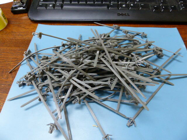PIOLAX  24225-79900 Qty of 50 per Lot FASTNERS; body and cable clip-Nissan