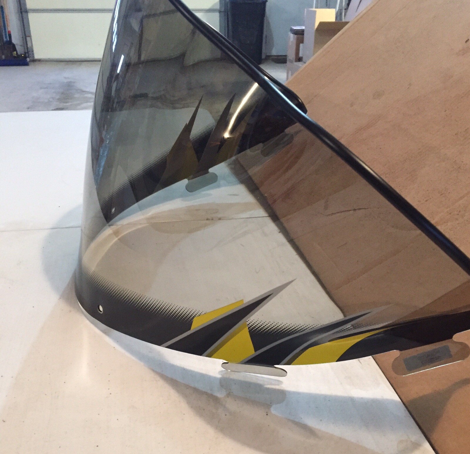 POLARIS EDGE NOS,MID 14"TALL SMOKE FLARED WINDSHIELD YELLOW GRAPHIC 5434992