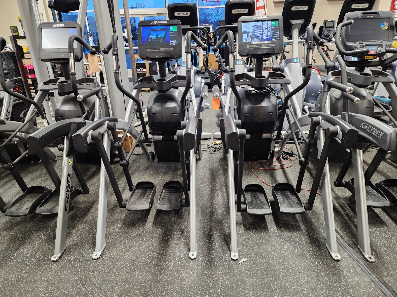 Life Fitness R Series Total Body Arc Trainer w/ SE3 HD Console Crosstrainer