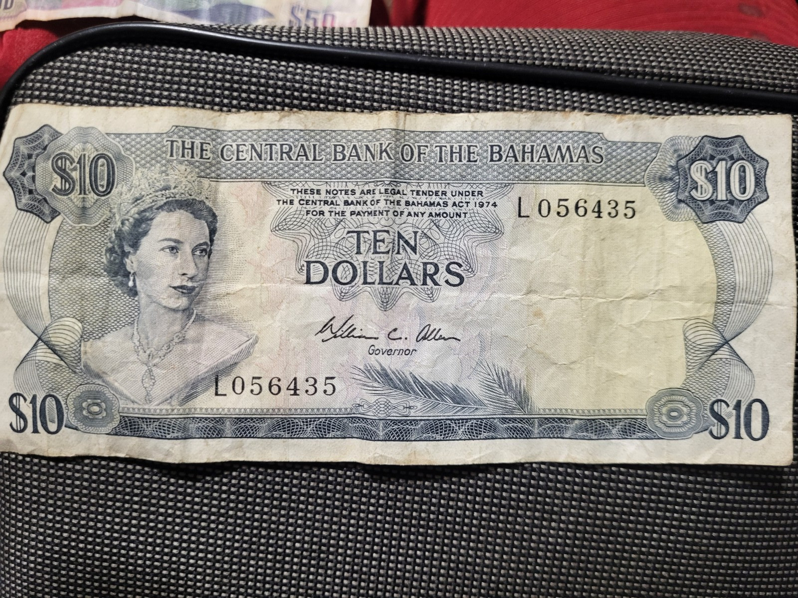 Bahamas 10$ bill with Queen Elizabeth II