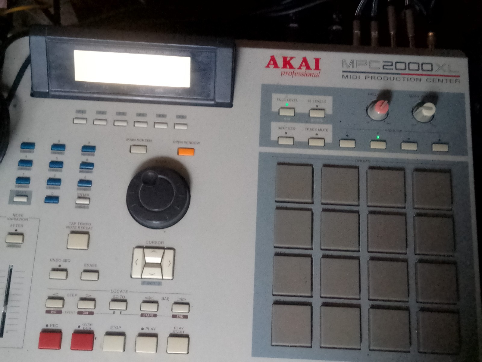 USED  AKAI MPC 2000 XL FOR SALE AS IS.