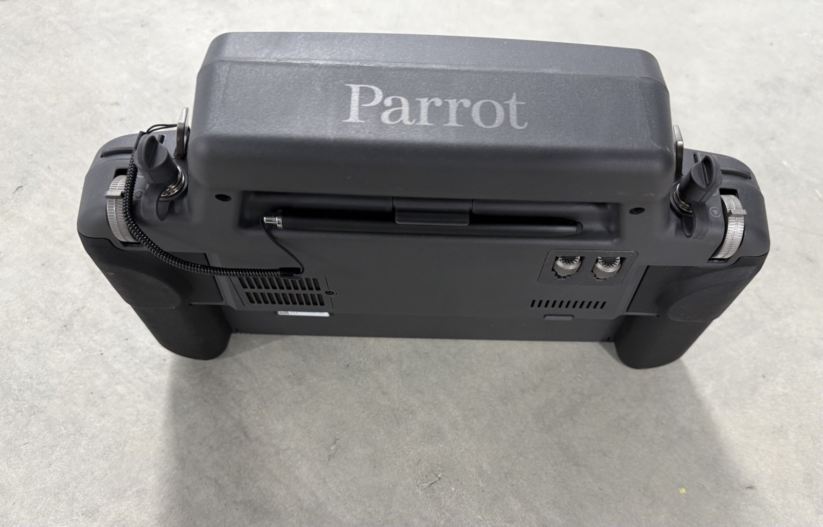 Skycontroller USA with an embedded 8″ display