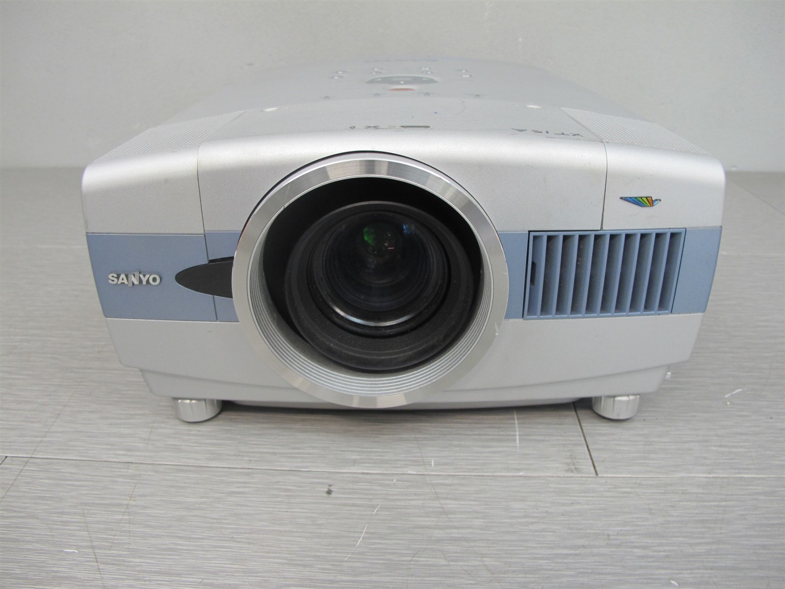 Sanyo PLC-XT15A PRO XtraX Multiverse Projector