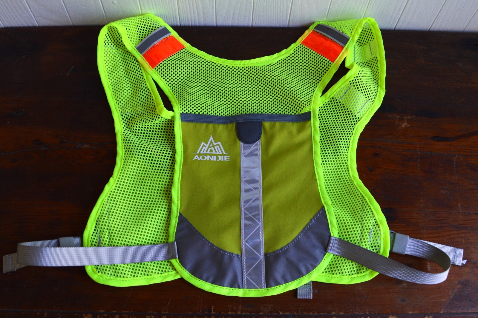 Aonijie Running Backpack Vest– NWT