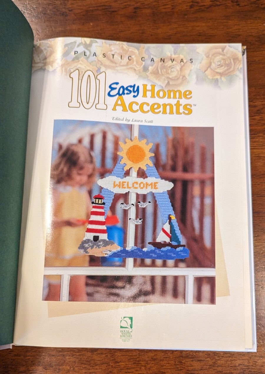 101 Easy Home Accents PLASTIC CANVAS PATTERN BOOK Very Good Used