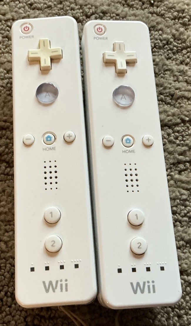 Nintendo Wii Console White USA Model Bundled w/Cables & Controllers + Game