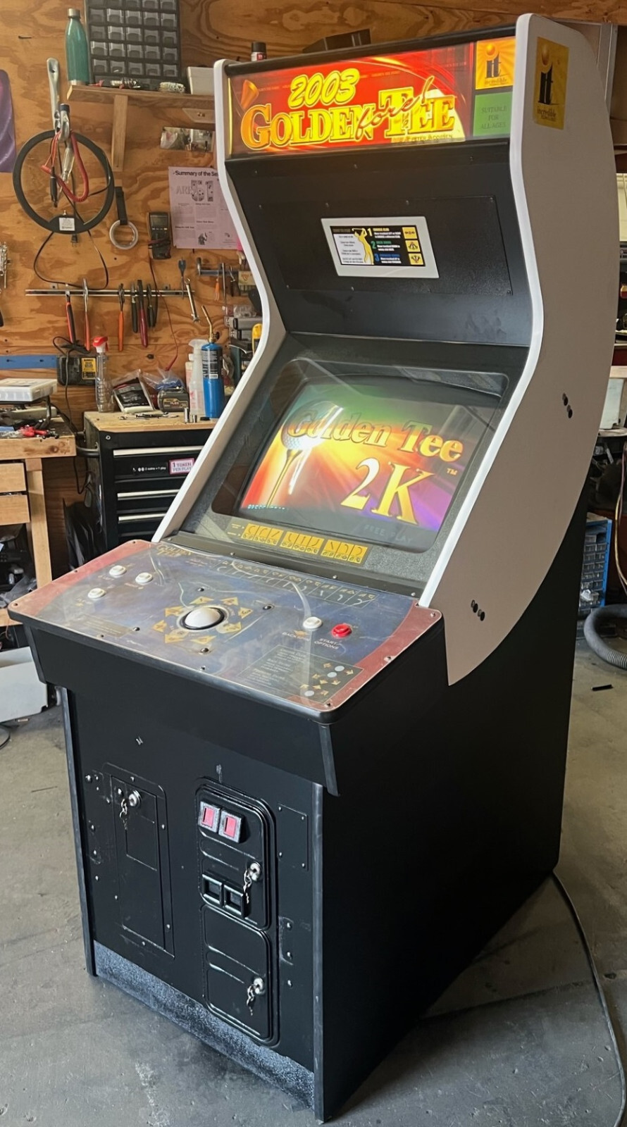 GOLDEN TEE ARCADE MACHINE (Excellent Condition)