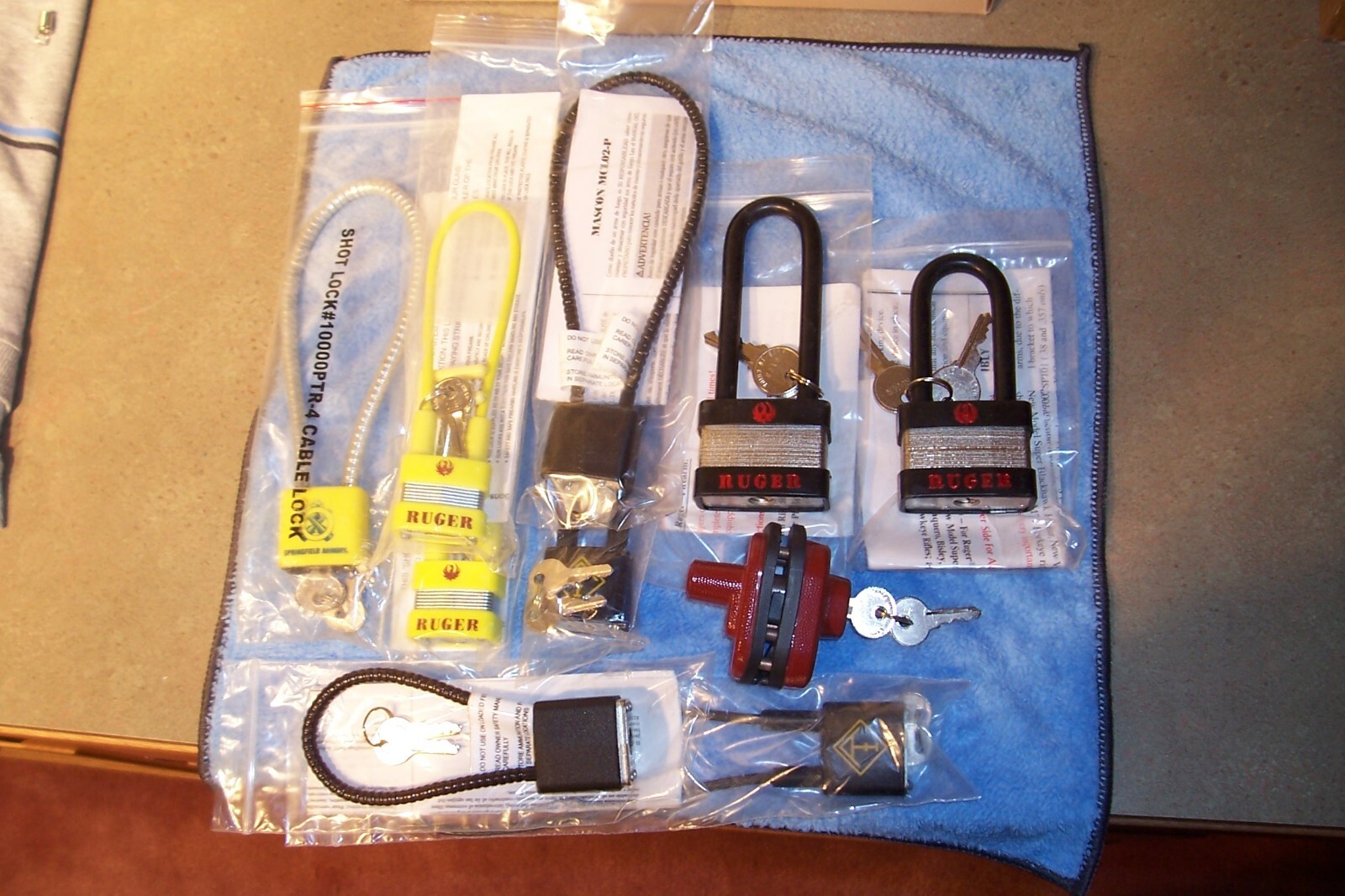 TEN GUN TRIGGER LOCKS 7 CABLE ,2 U BOLT & 1 TRIGGER GUARD ALL NEW WITH 2 KEYS EA