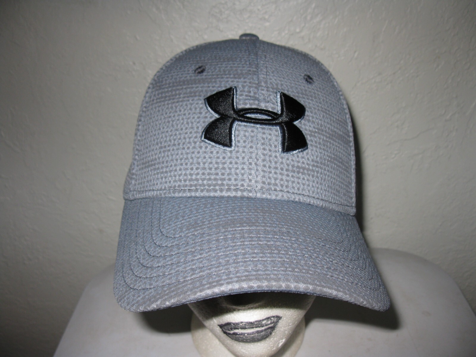 Under Armour Hat cap fitted lrg-xlrg preowned