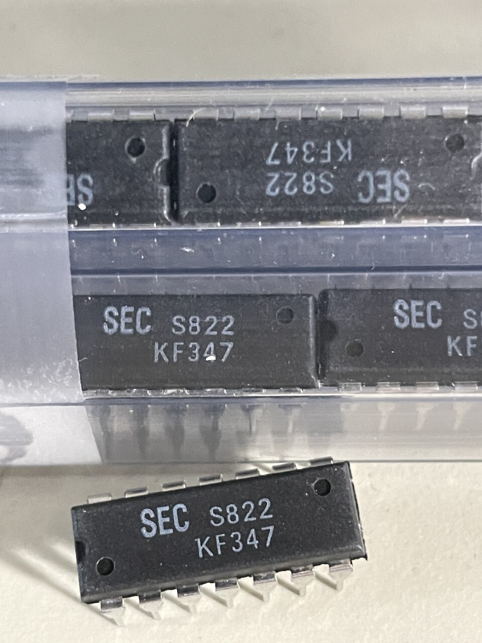 One SEC KF347 high speed quad JFET input operational amplifier, 14 pins DIP